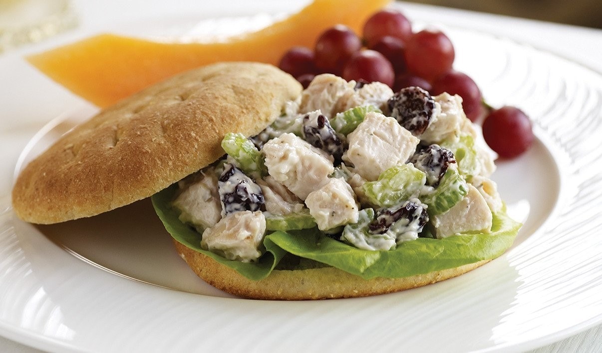 Sándwich ligero de ensalada de pollo Sándwich ligero de ensalada de pollo